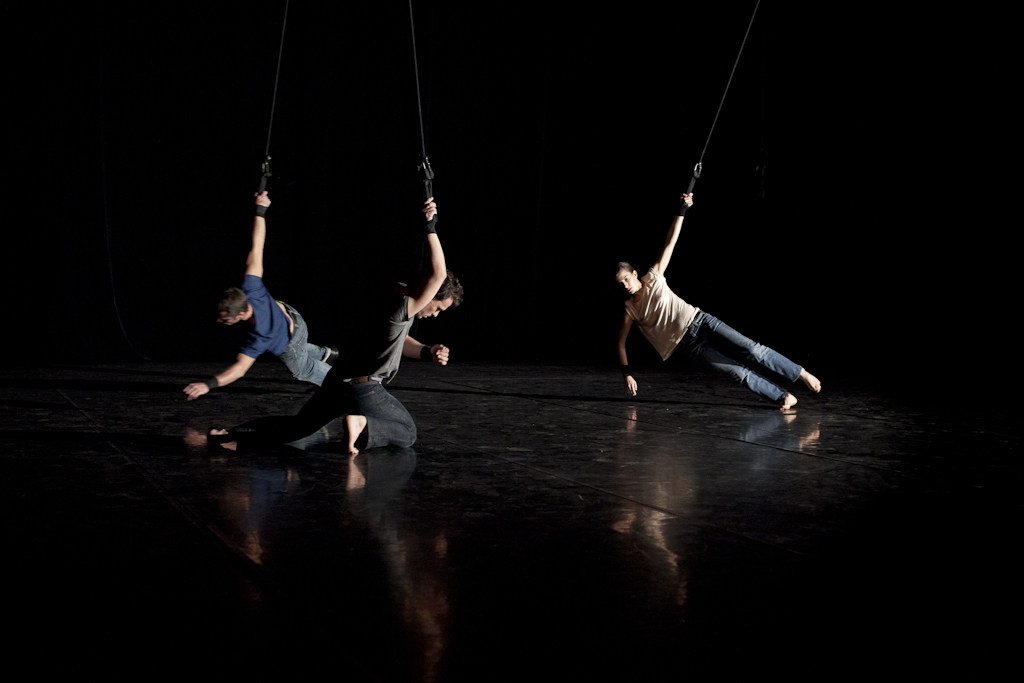 Ève Magot, Alexis Jestin et Nina Santes dansent suspendues par un poignet dans le trio Derrière la porte verte de Ève Magot.