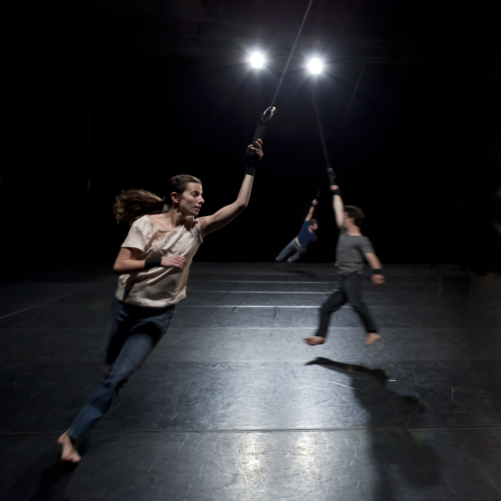 Ève Magot, Alexis Jestin et Nina Santes dansent suspendues par un poignet dans le trio Derrière la porte verte de Ève Magot.