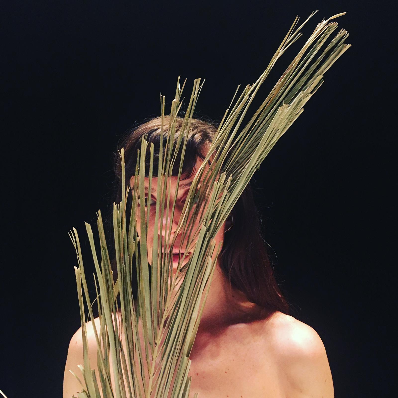 a leaf - performance - danse - Nina Santes - Célia Gondol